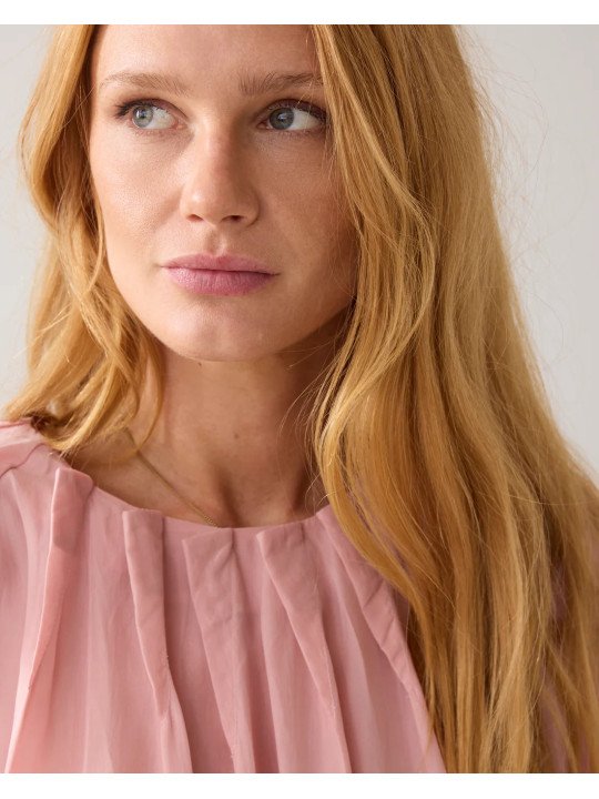 Camisa con escote plisado