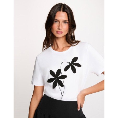 Camiseta cuello redondo con flor
