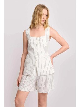 Pantalón corto con raya