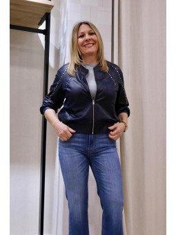 Chaqueta con tachuelas